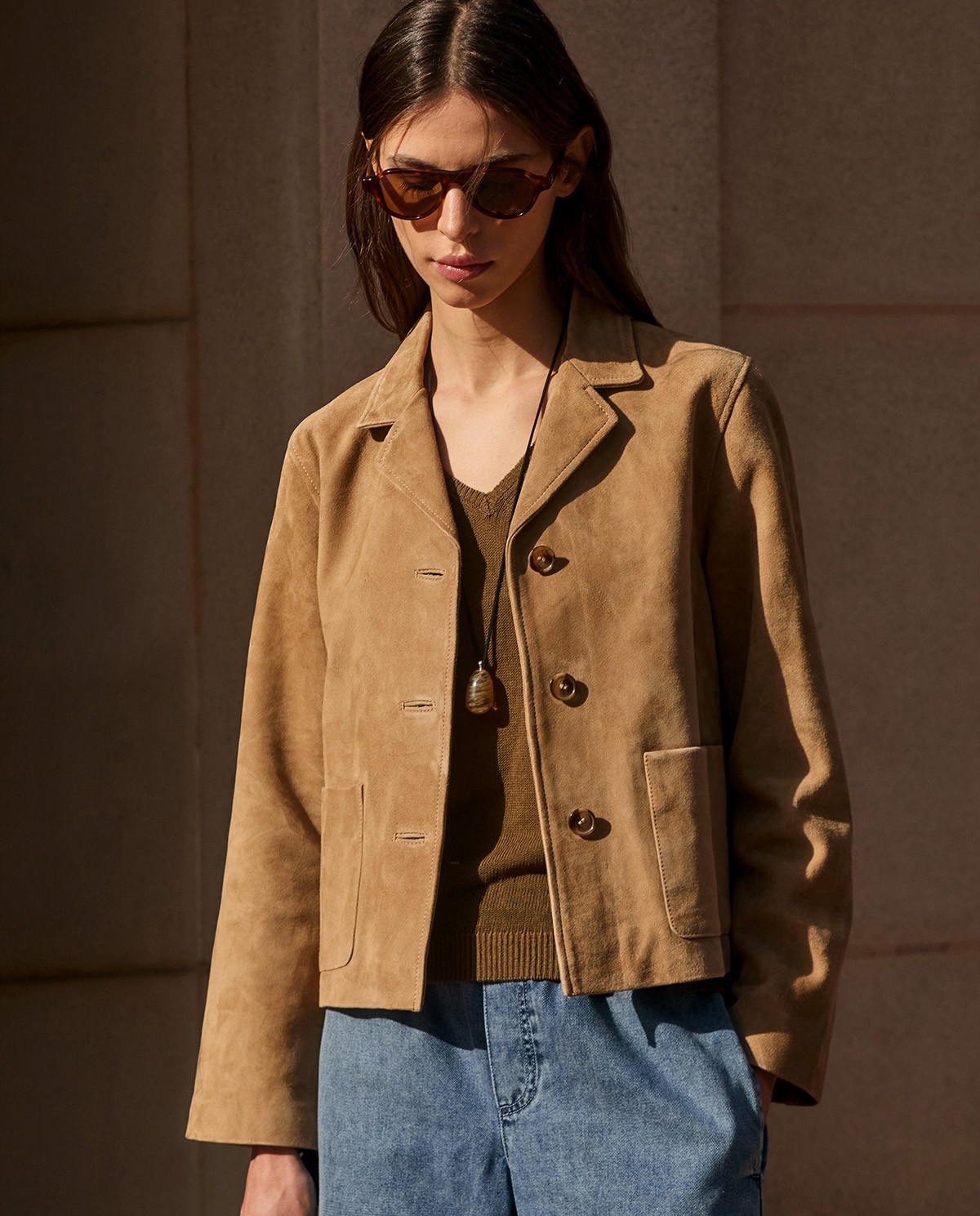 Chaqueta de ante cuello solapa en color camel, vista frontal con detalle del tejido 6