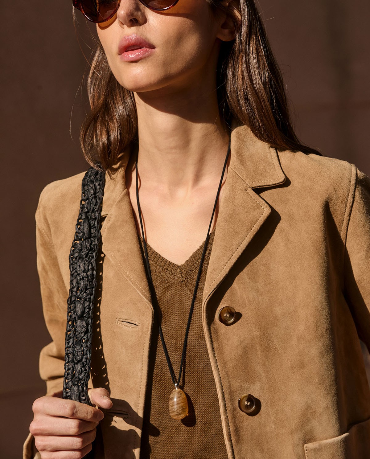 Chaqueta de ante cuello solapa en color camel, vista frontal con detalle del tejido 3