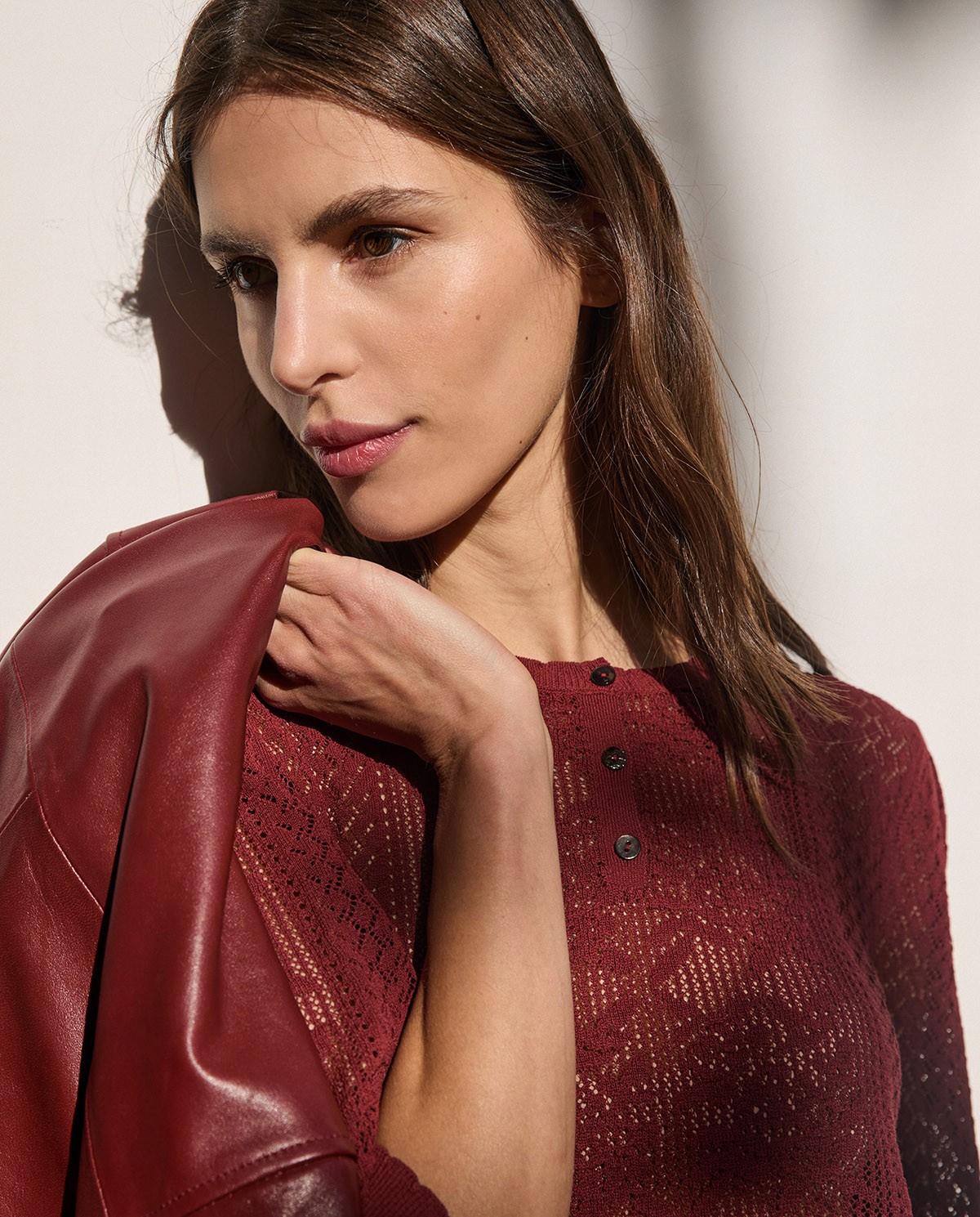 Jersey calado manga corta abullonada en color frambuesa, vista frontal con detalle del tejido 1