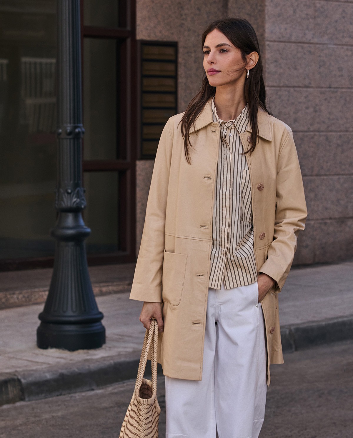 Chaqueta cuero midi en color crudo, vista frontal con detalle del tejido 5