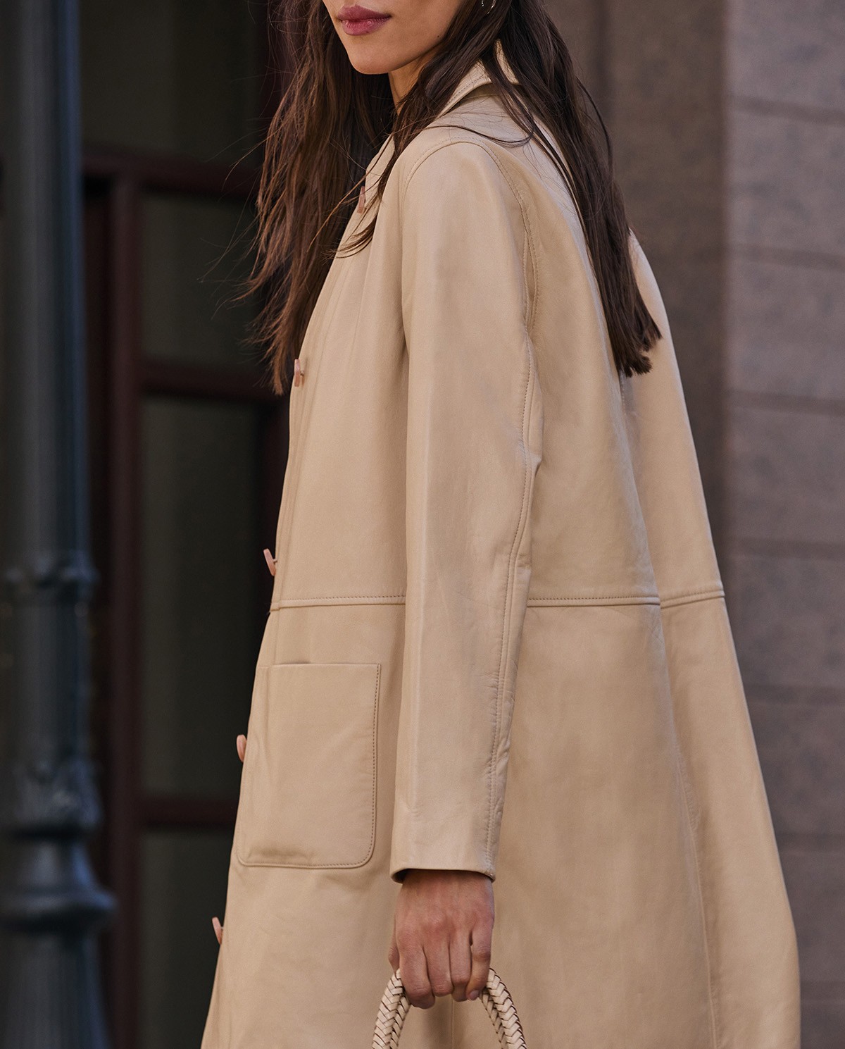 Chaqueta cuero midi en color crudo, vista frontal con detalle del tejido 2