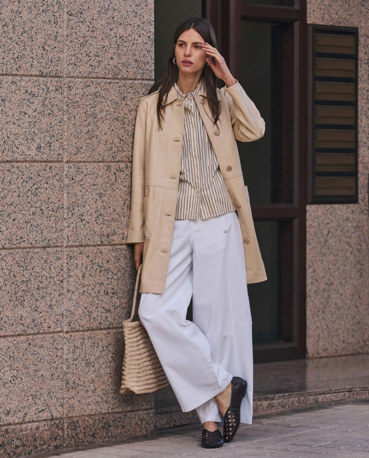 Chaqueta cuero midi en color crudo, vista frontal con detalle del tejido