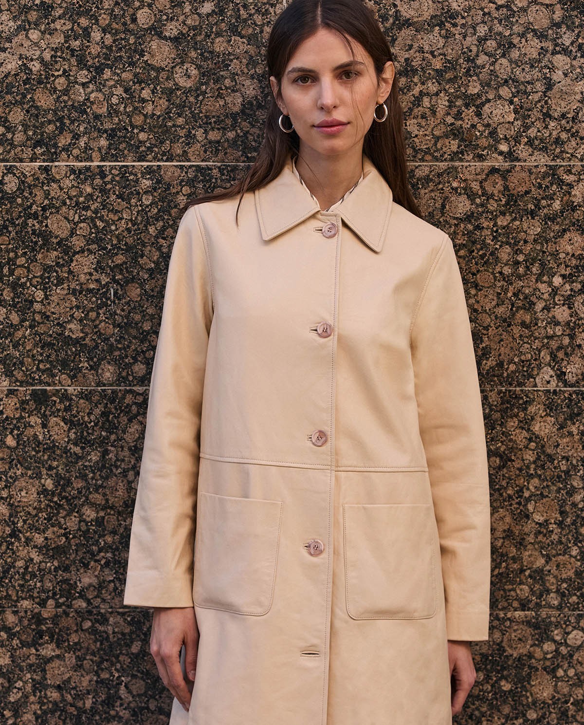 Chaqueta cuero midi en color crudo, vista frontal con detalle del tejido 4