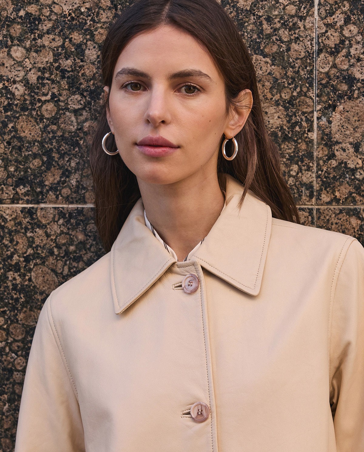 Chaqueta cuero midi en color crudo, vista frontal con detalle del tejido 1