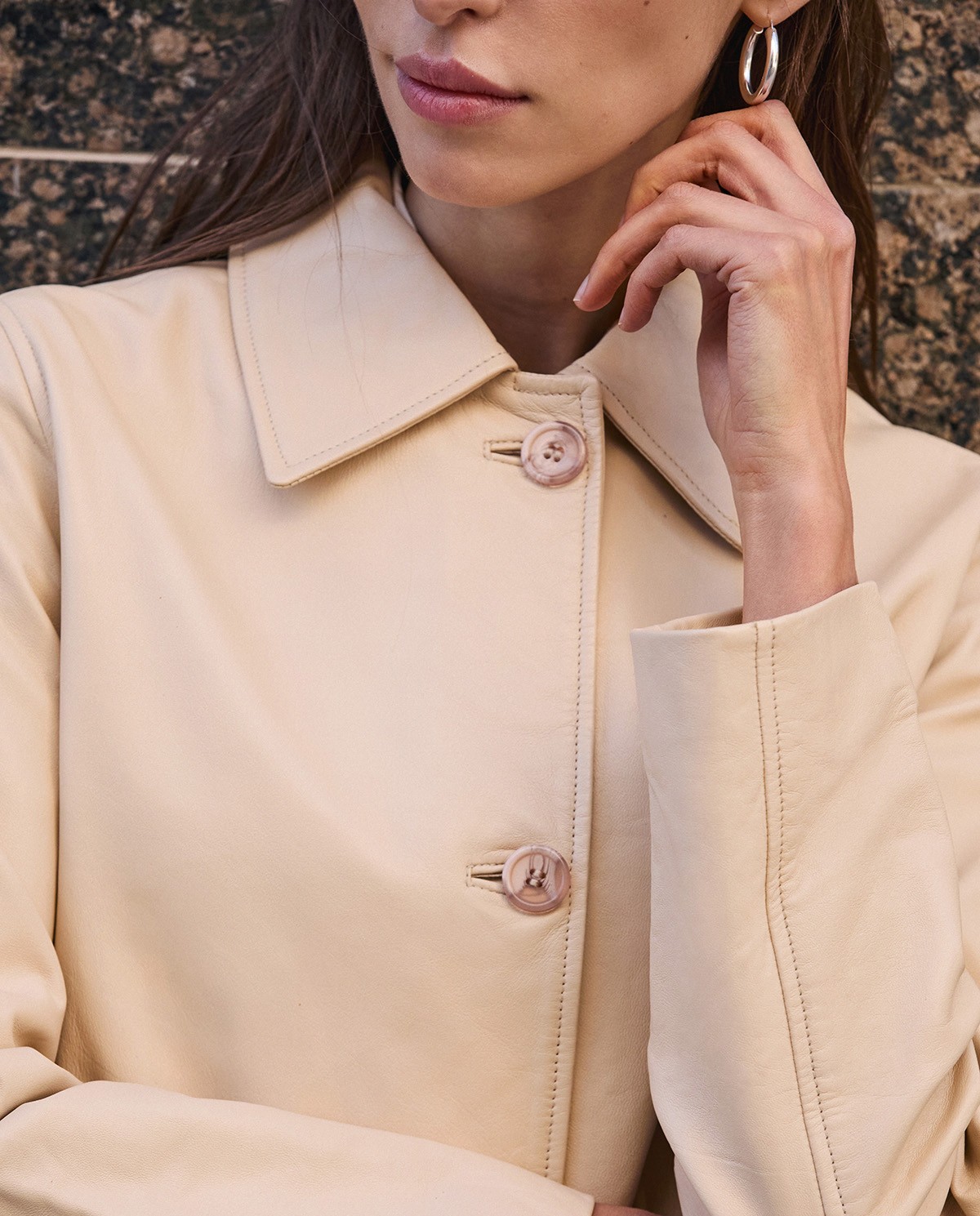 Chaqueta cuero midi en color crudo, vista frontal con detalle del tejido 3