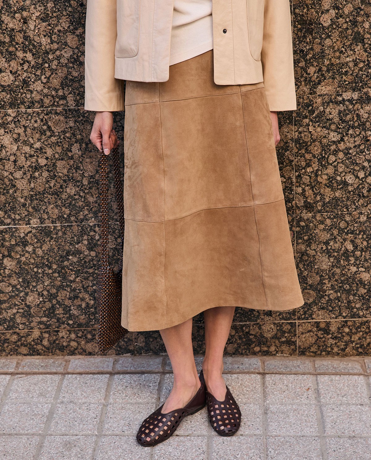 Falda recta piel ante en color camel, vista frontal con detalle del tejido 1