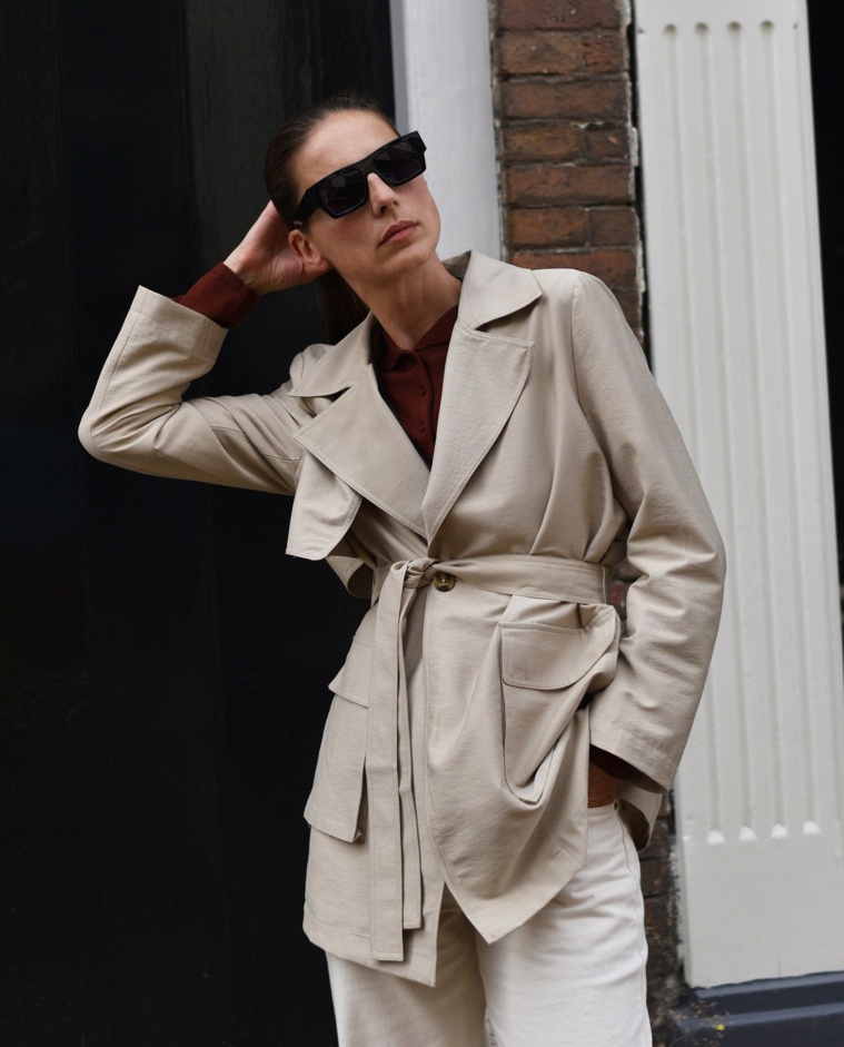 Trench corto cinturón arena mujer Yerse - Detalle frontal