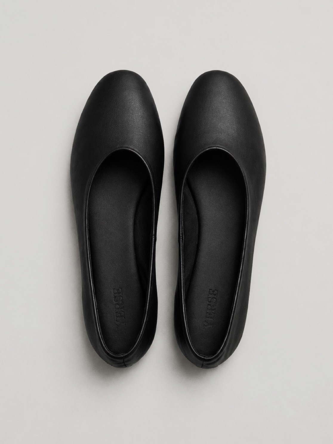 Soft leather ballet flats in black