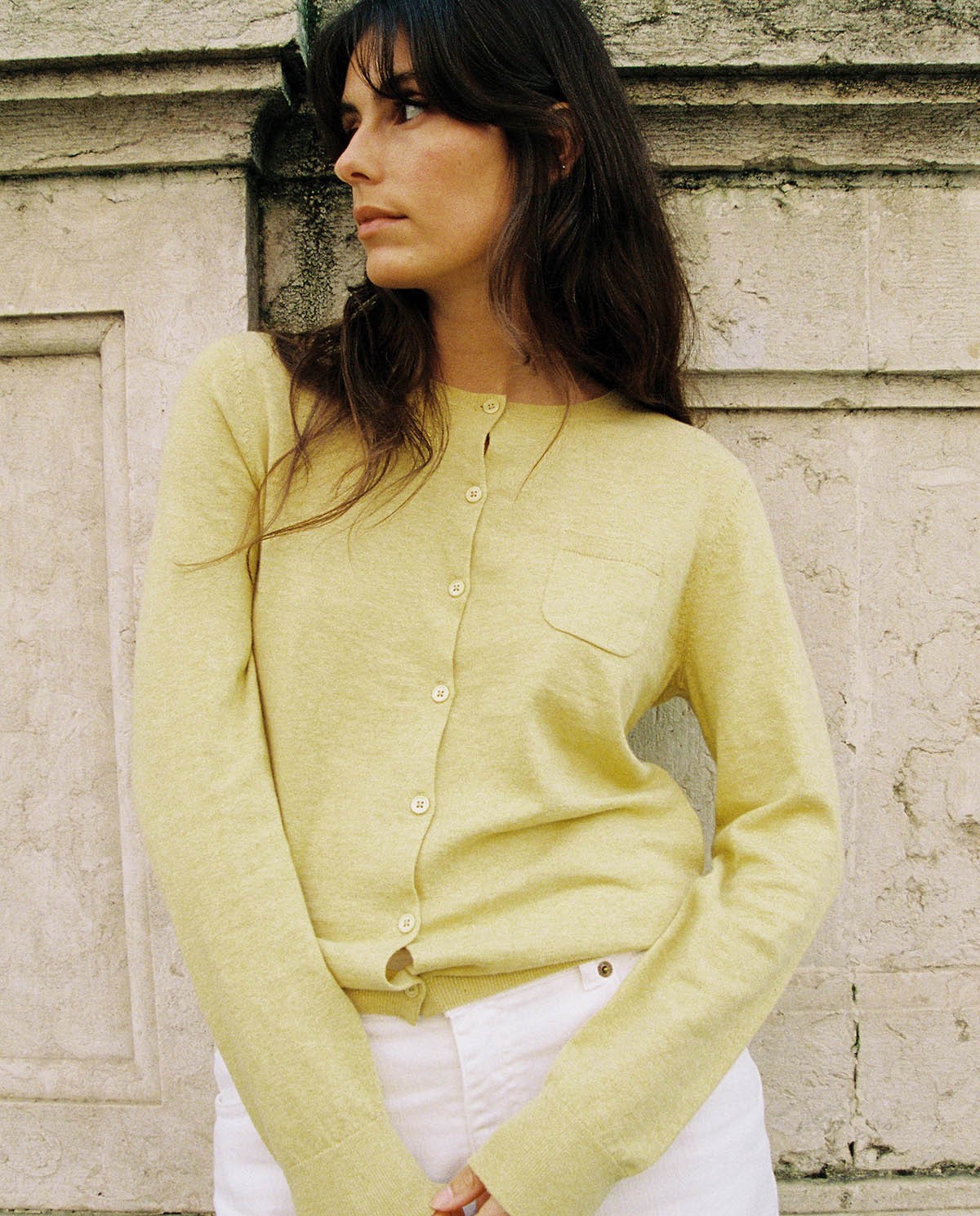 Cárdigan manga larga algodón orgánico en color amarillo, vista frontal con detalle del tejido