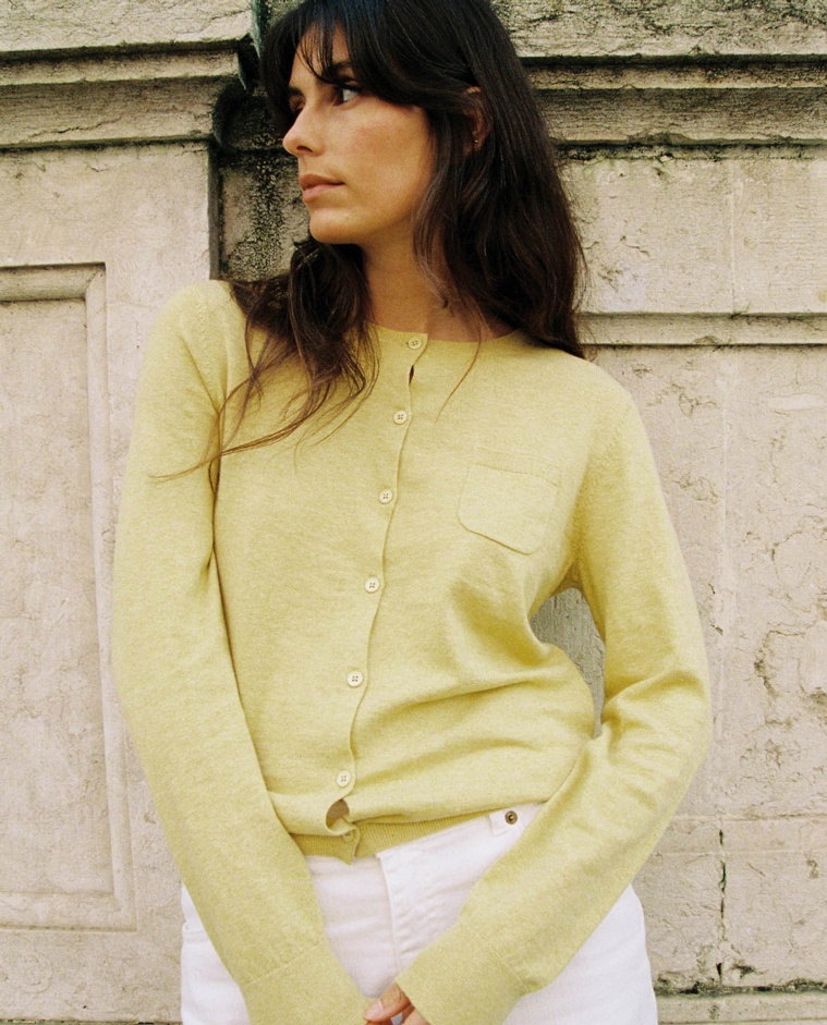 Cárdigan manga larga algodón orgánico en color amarillo, vista frontal con detalle del tejido