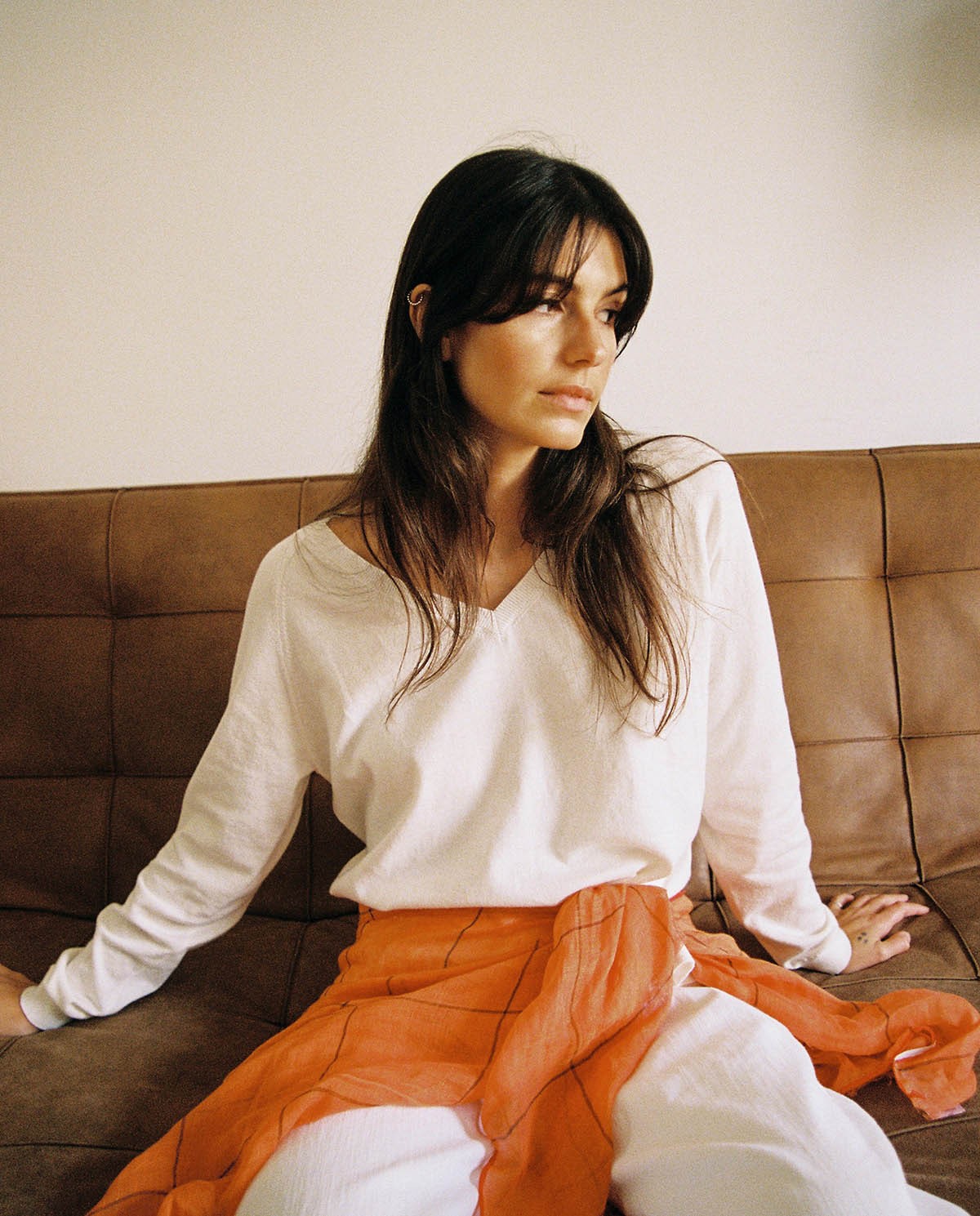 Jersey punto fino cuello pico en color blanco, vista frontal con detalle del tejido