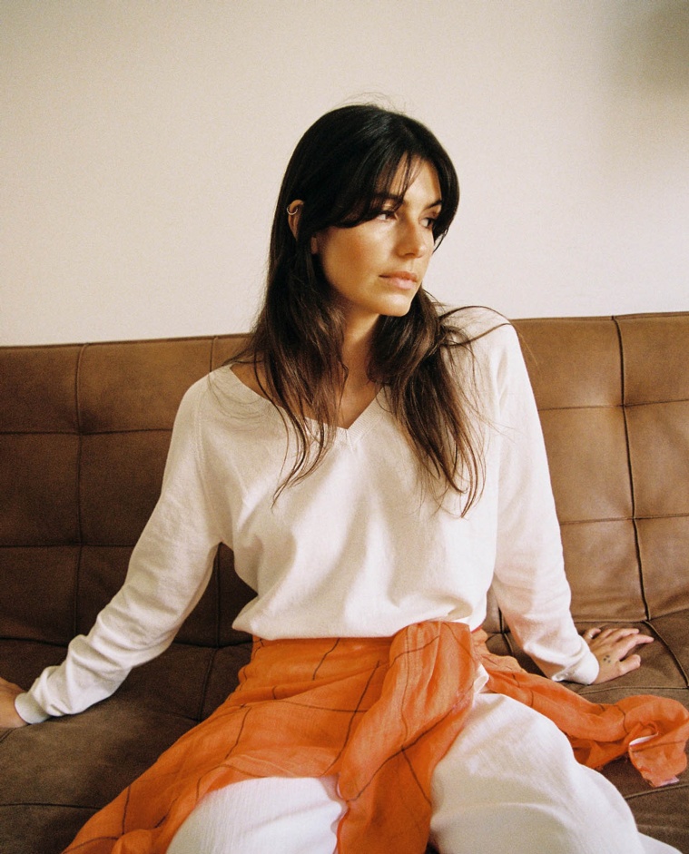 Jersey punto fino cuello pico en color blanco, vista frontal con detalle del tejido