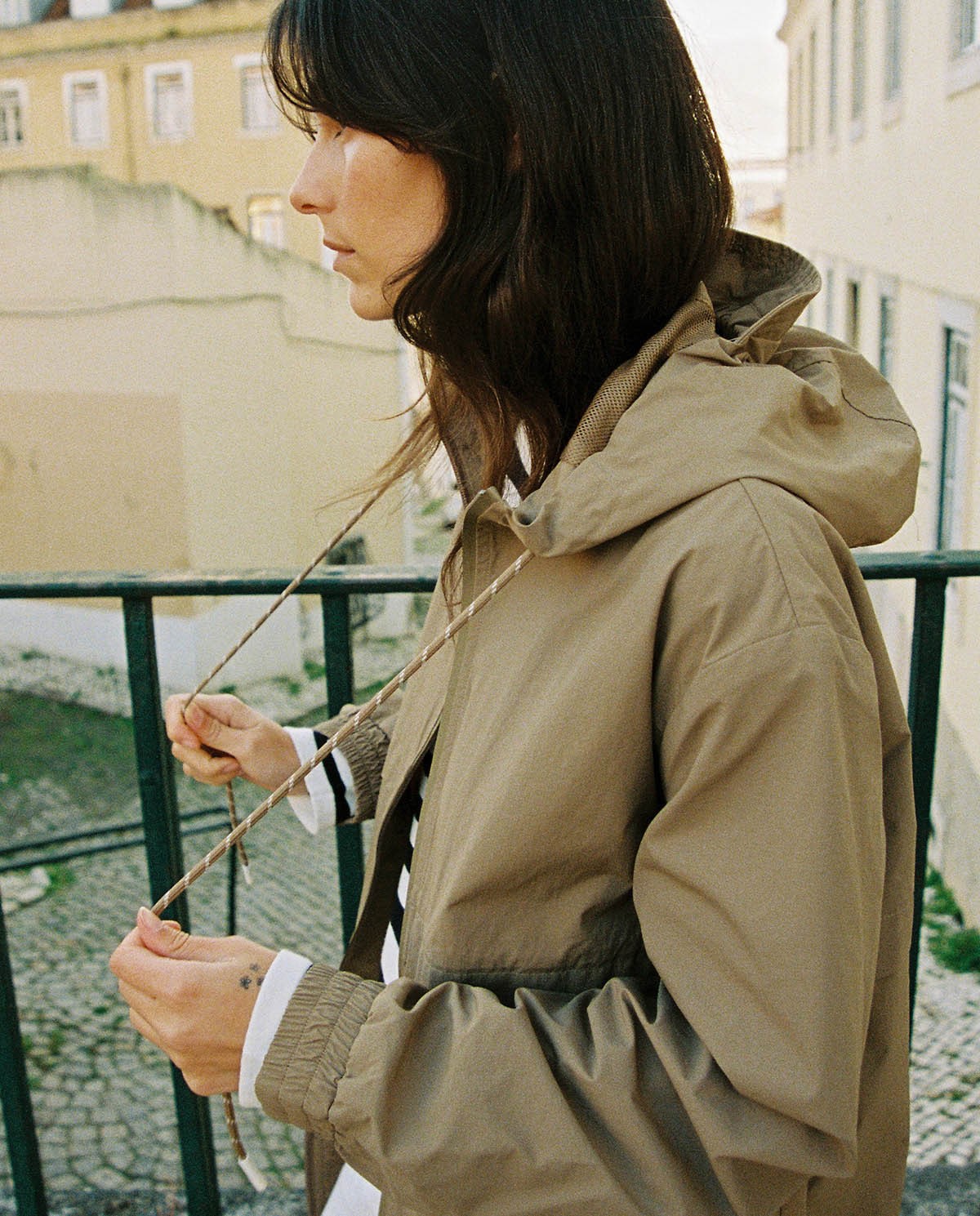 Parka con capucha water repellent en color caqui, vista frontal con detalle del tejido 1