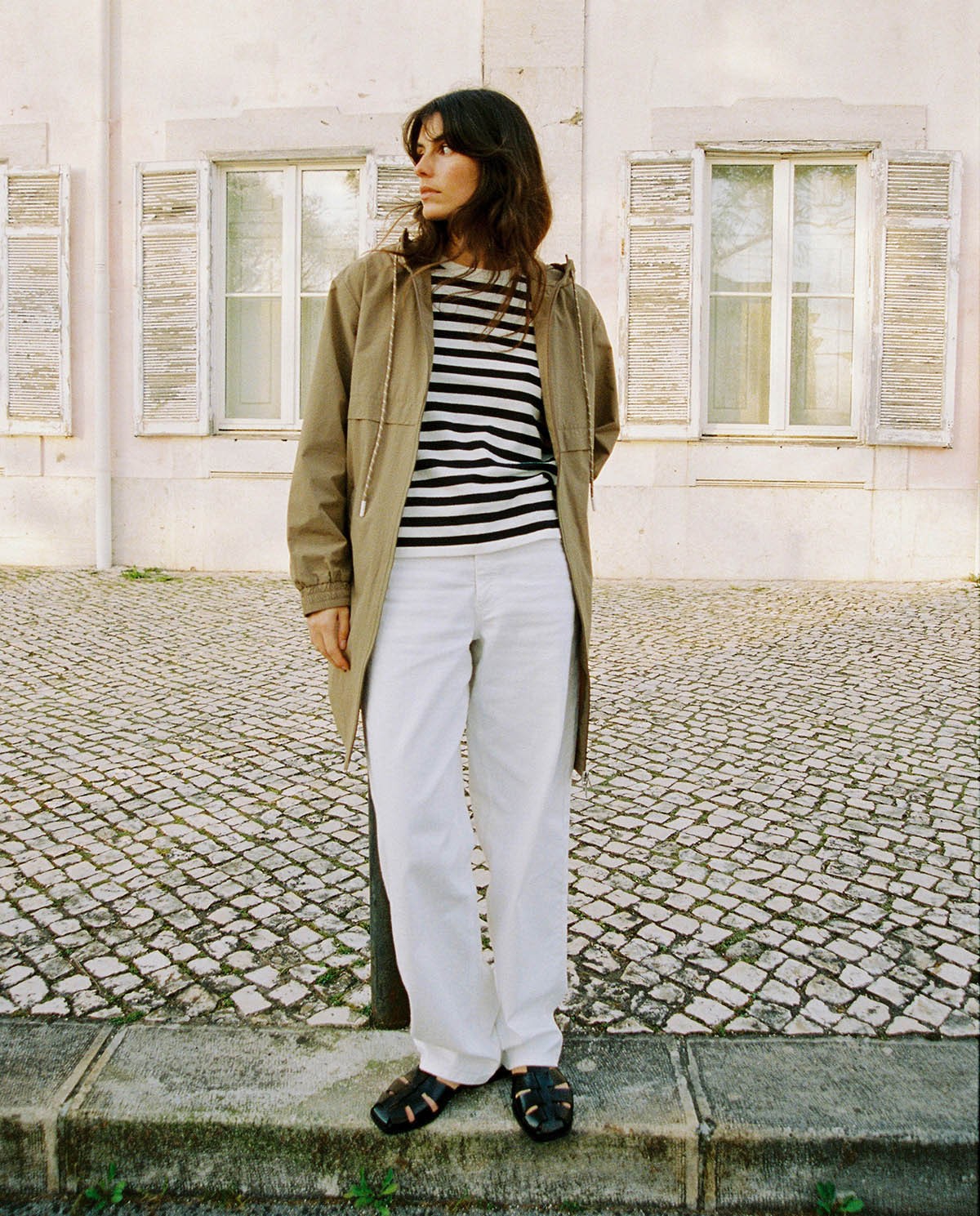 Parka con capucha water repellent en color caqui, vista frontal con detalle del tejido