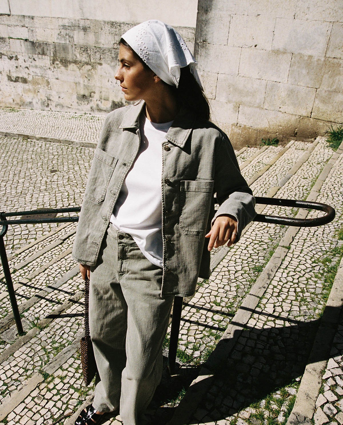 Pañuelo 100% algodón bordado en color blanco, vista frontal con detalle del tejido