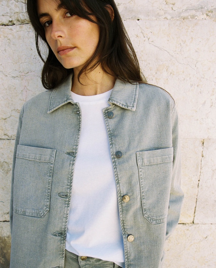 Cazadora denim algodón orgánico en color verde aguamarina, vista frontal con detalle del tejido