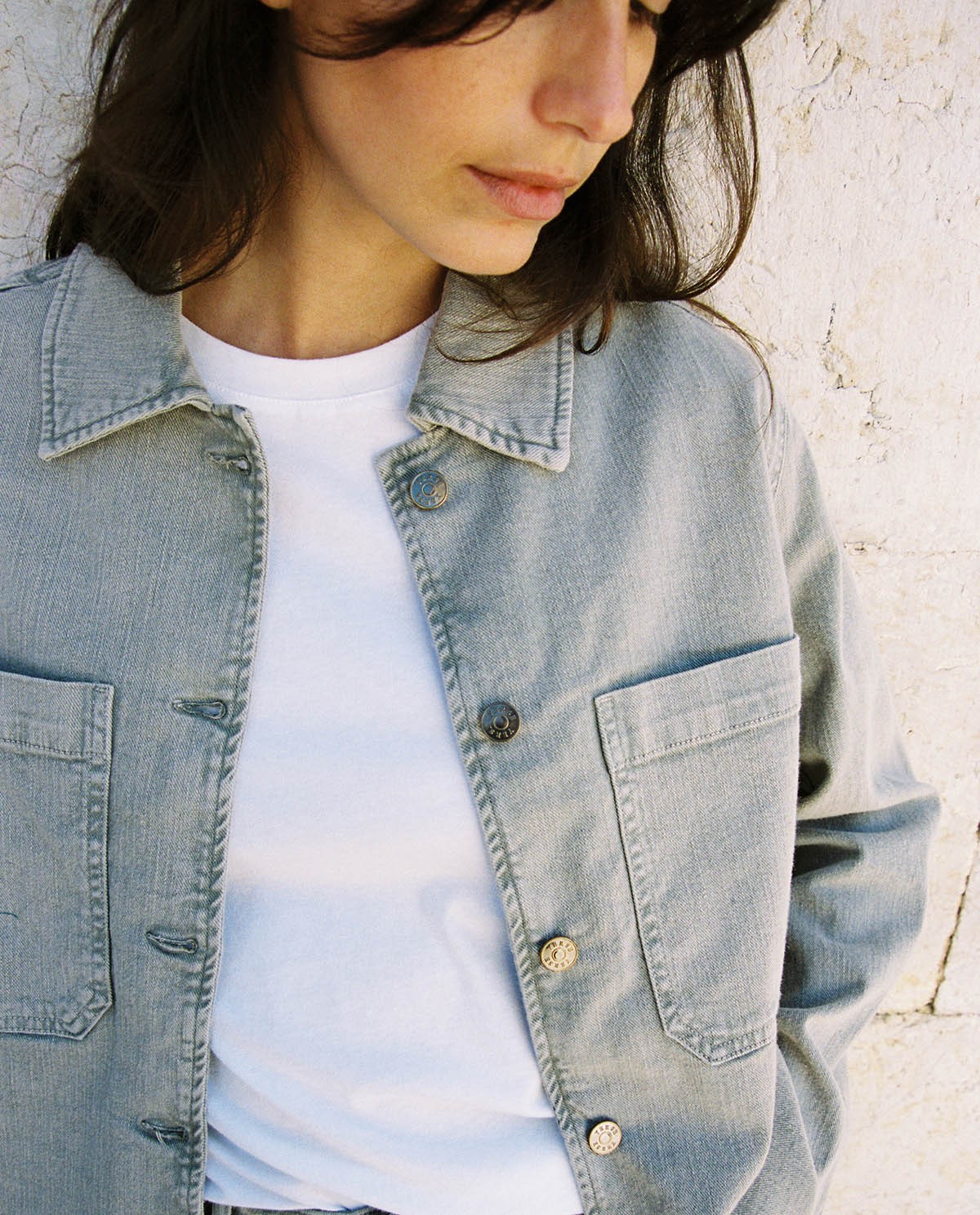 Cazadora denim algodón orgánico en color verde aguamarina, vista frontal con detalle del tejido 1