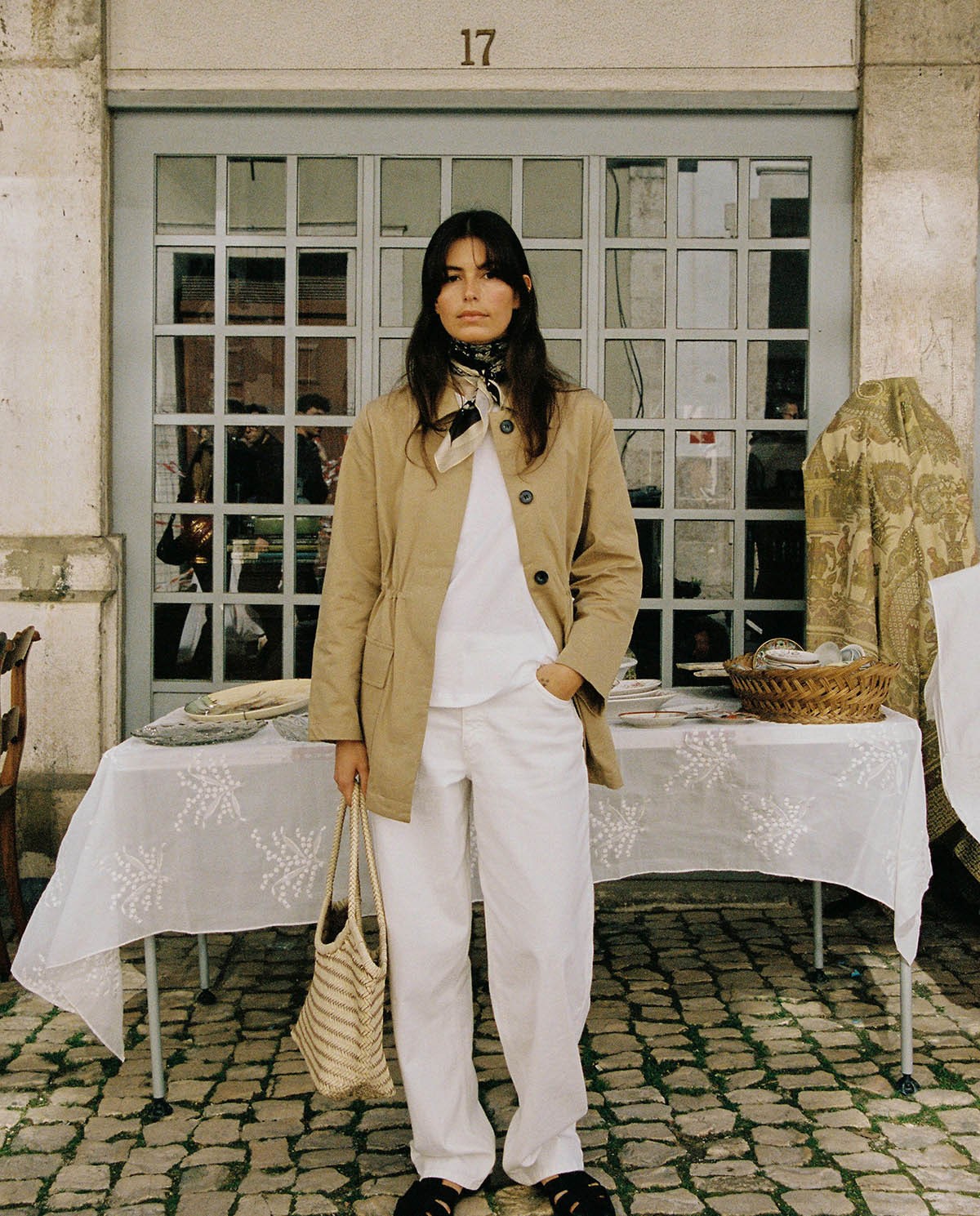 Gabardina corta 100% algodón en color camel, vista frontal con detalle del tejido 2