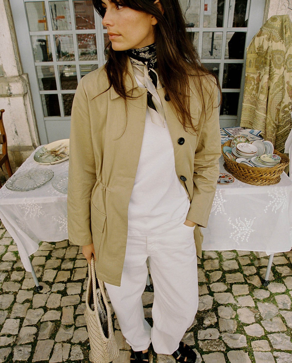 Gabardina corta 100% algodón en color camel, vista frontal con detalle del tejido