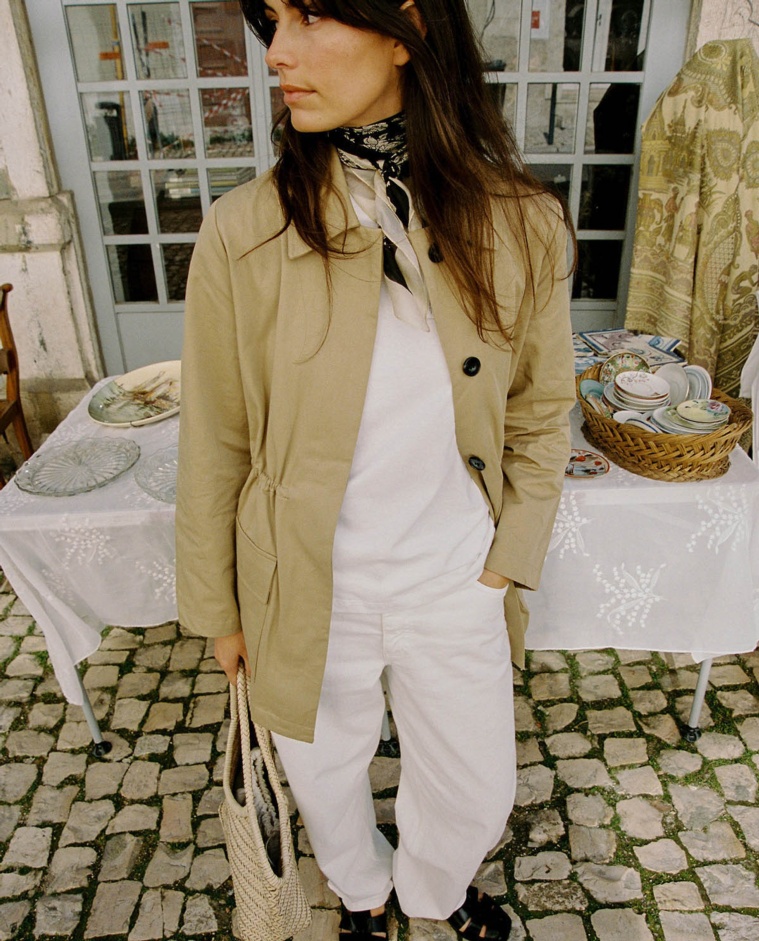 Gabardina corta 100% algodón en color camel, vista frontal con detalle del tejido