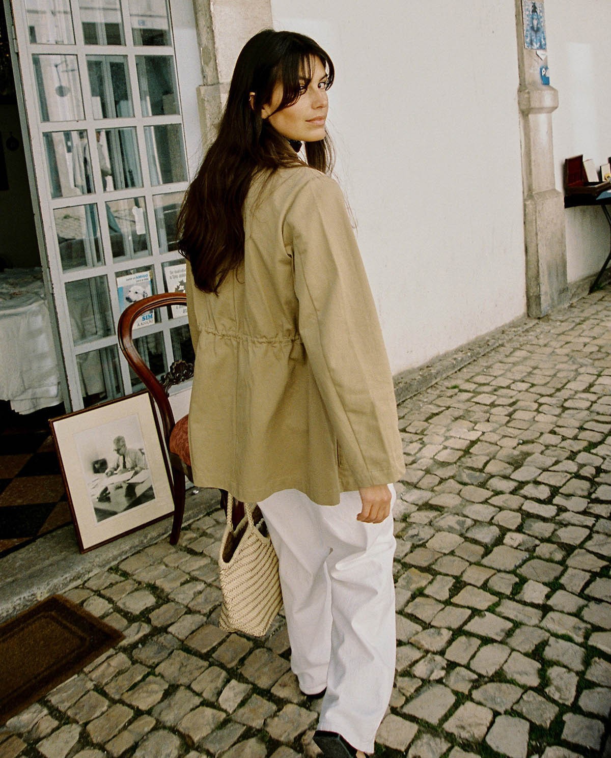 Gabardina corta 100% algodón en color camel, vista frontal con detalle del tejido 1