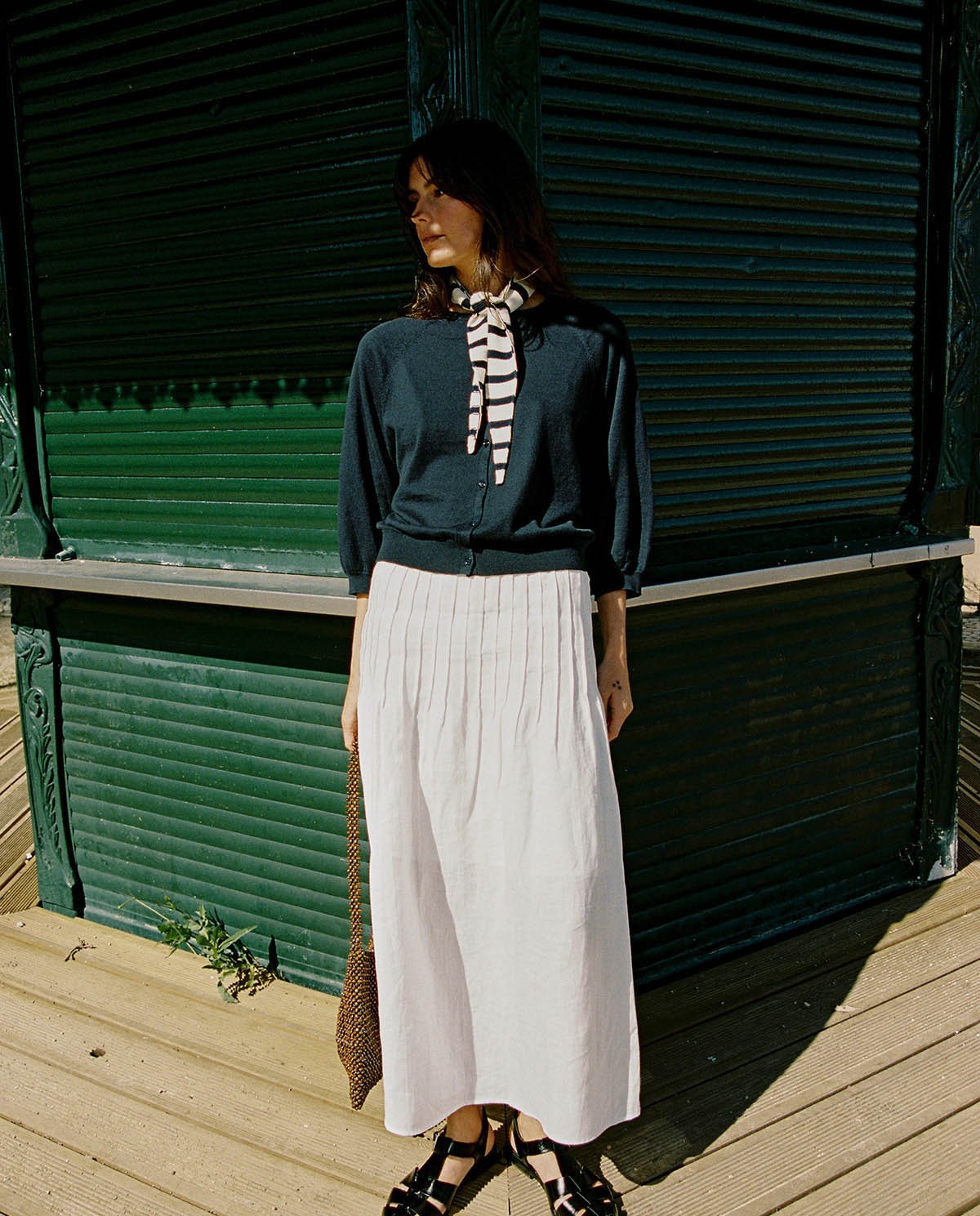 Falda larga detalle pliegues en color blanco, vista frontal con detalle del tejido