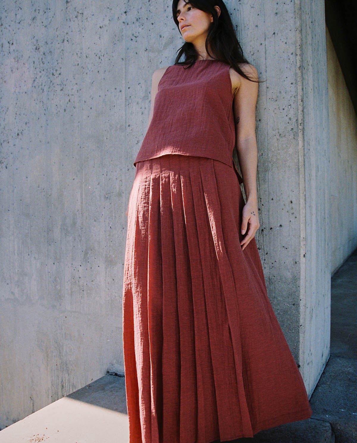 Top sin mangas escote redondo en color terracota, vista frontal con detalle del tejido 3