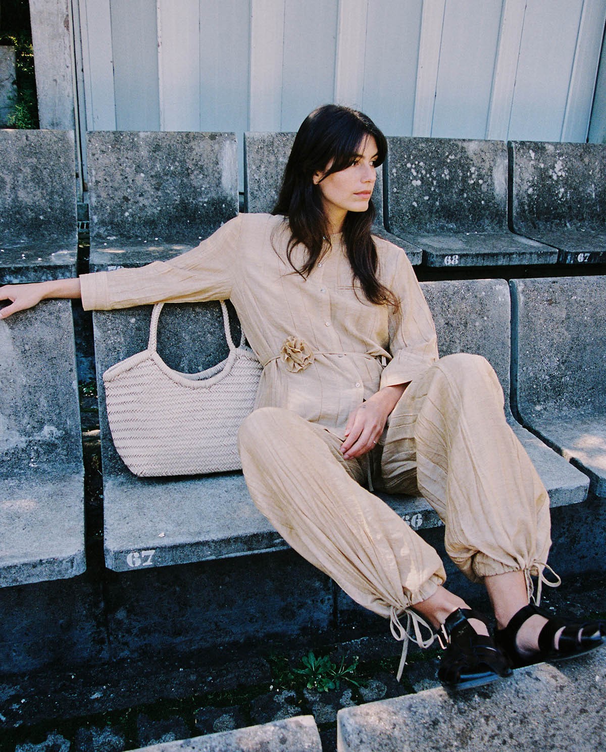 Camisa efecto arrugado cuello mao en color vainilla, vista frontal con detalle del tejido 2