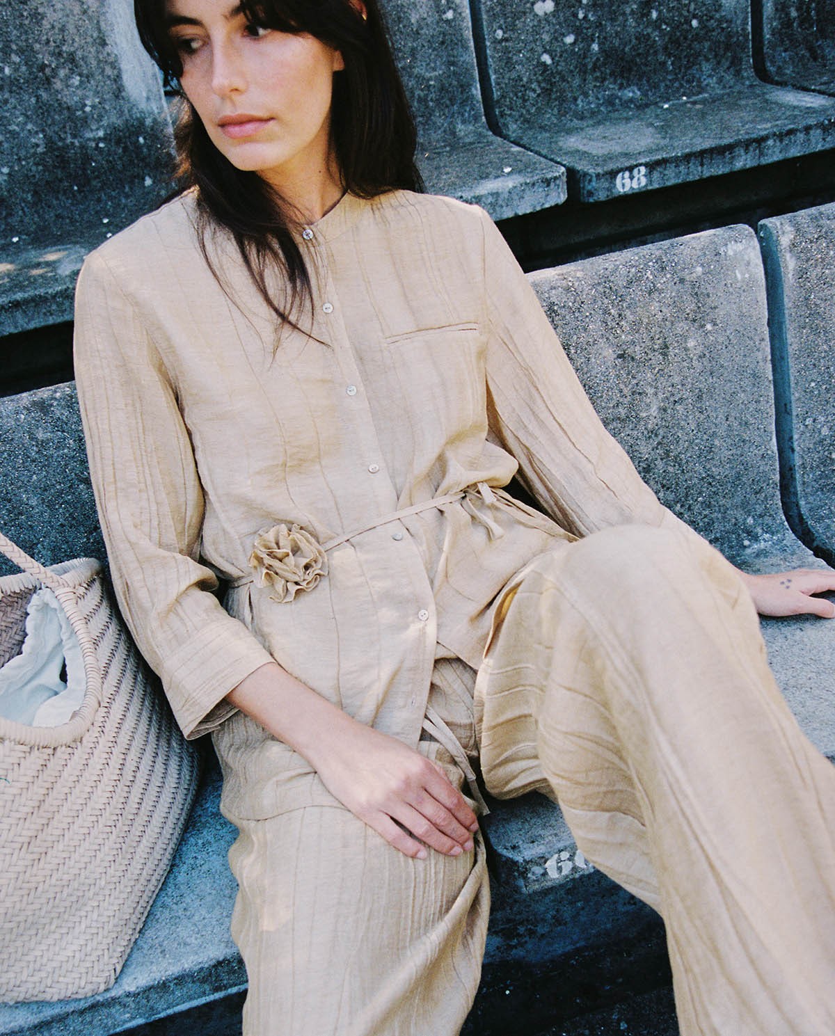 Camisa efecto arrugado cuello mao en color vainilla, vista frontal con detalle del tejido