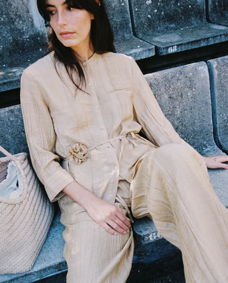 Camisa efecto arrugado cuello mao en color vainilla, vista frontal con detalle del tejido