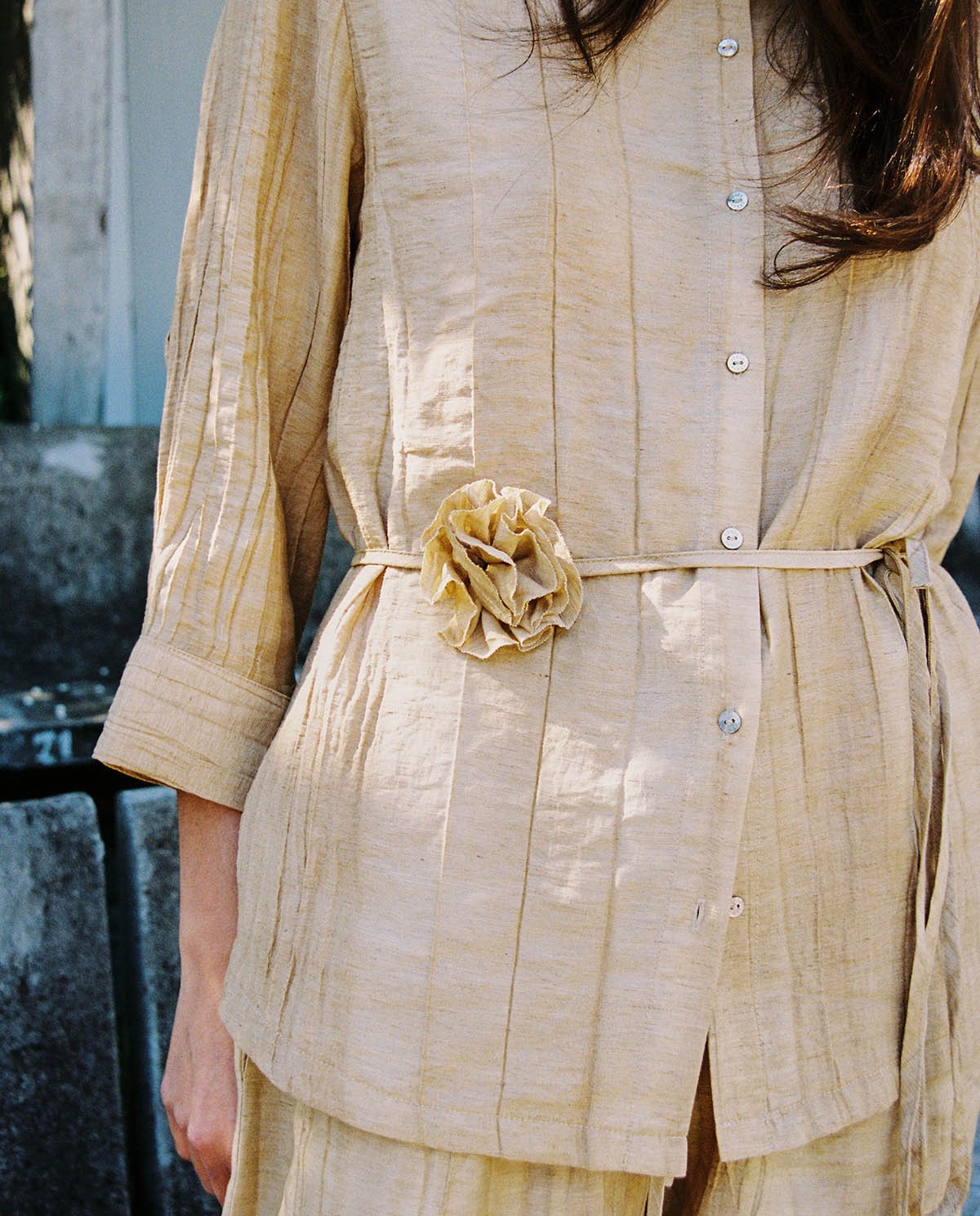 Camisa efecto arrugado cuello mao en color vainilla, vista frontal con detalle del tejido 1