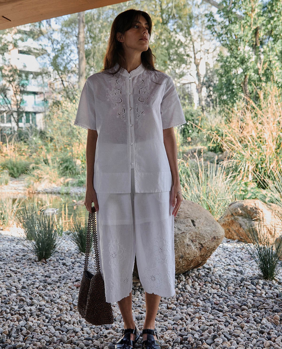 Bermudas algodón y lino bordado flores en color blanco, vista frontal con detalle del tejido 2