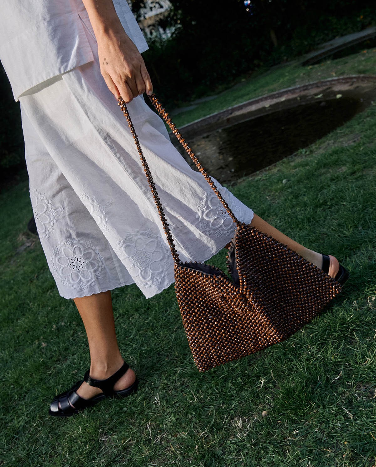 Bermudas algodón y lino bordado flores en color blanco, vista frontal con detalle del tejido 1