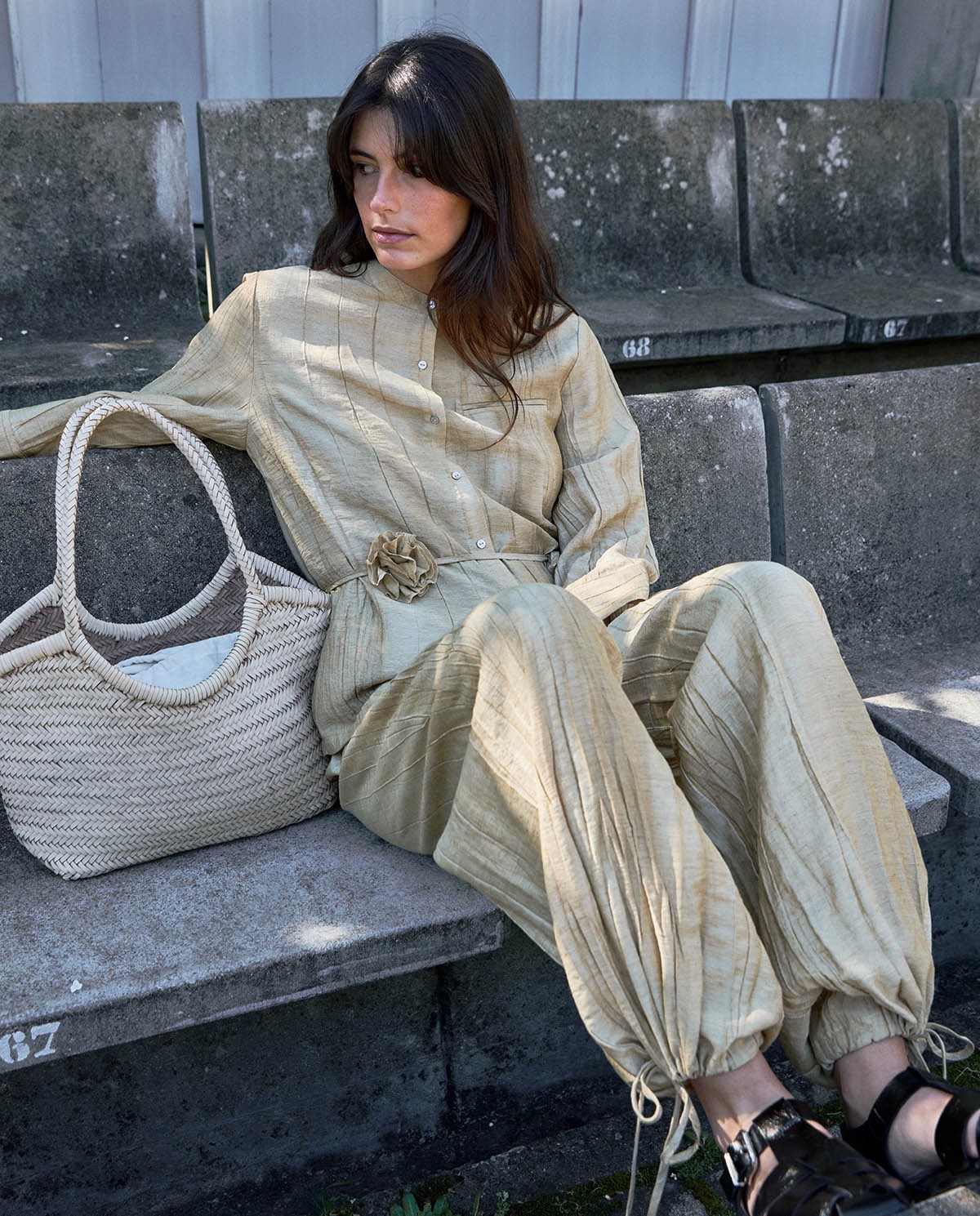 Pantalón bombacho con lino en color vainilla, vista frontal con detalle del tejido 1