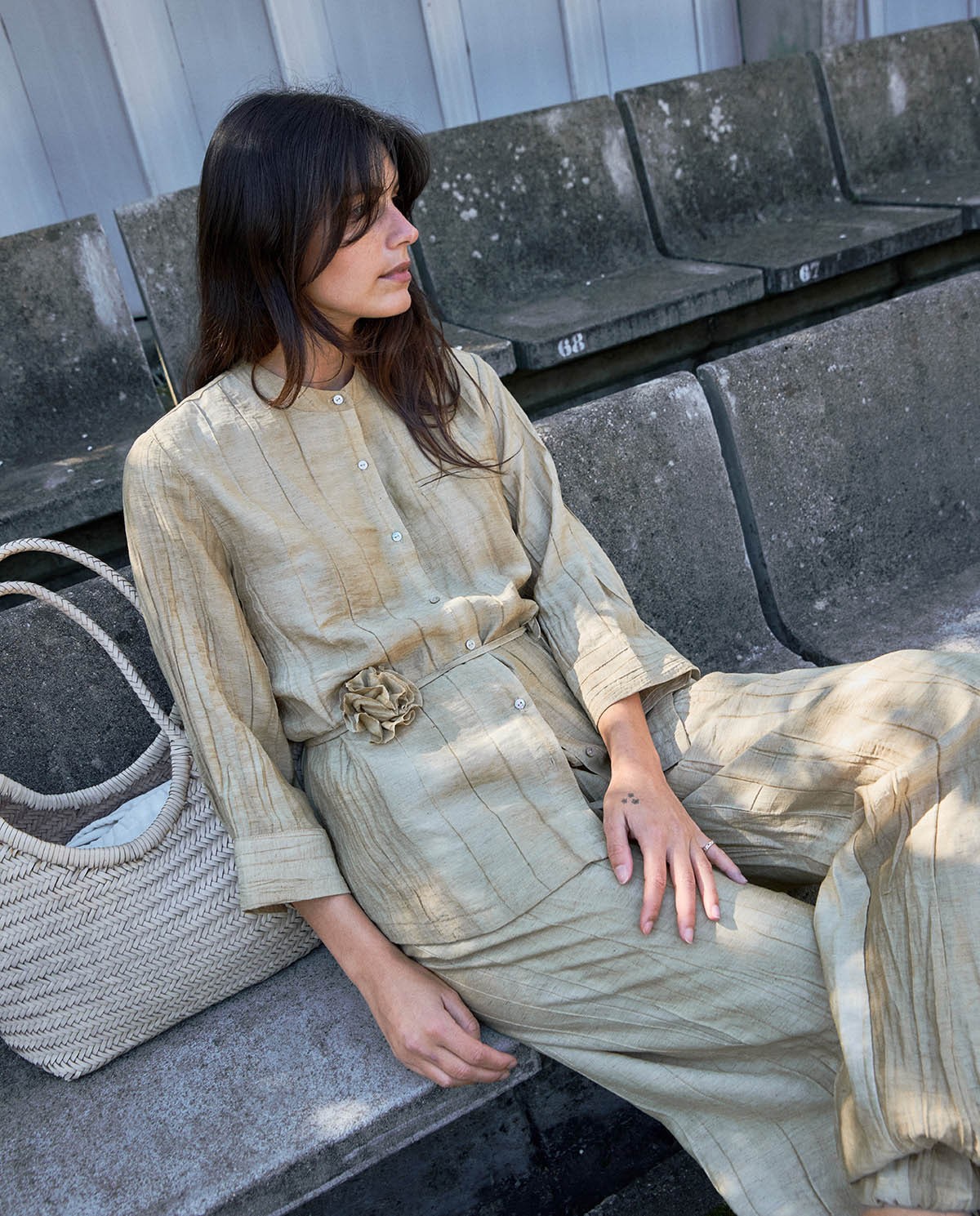 Pantalón bombacho con lino en color vainilla, vista frontal con detalle del tejido