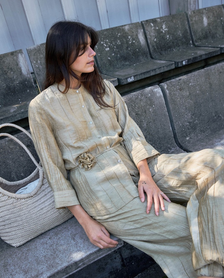 Pantalón bombacho con lino en color vainilla, vista frontal con detalle del tejido