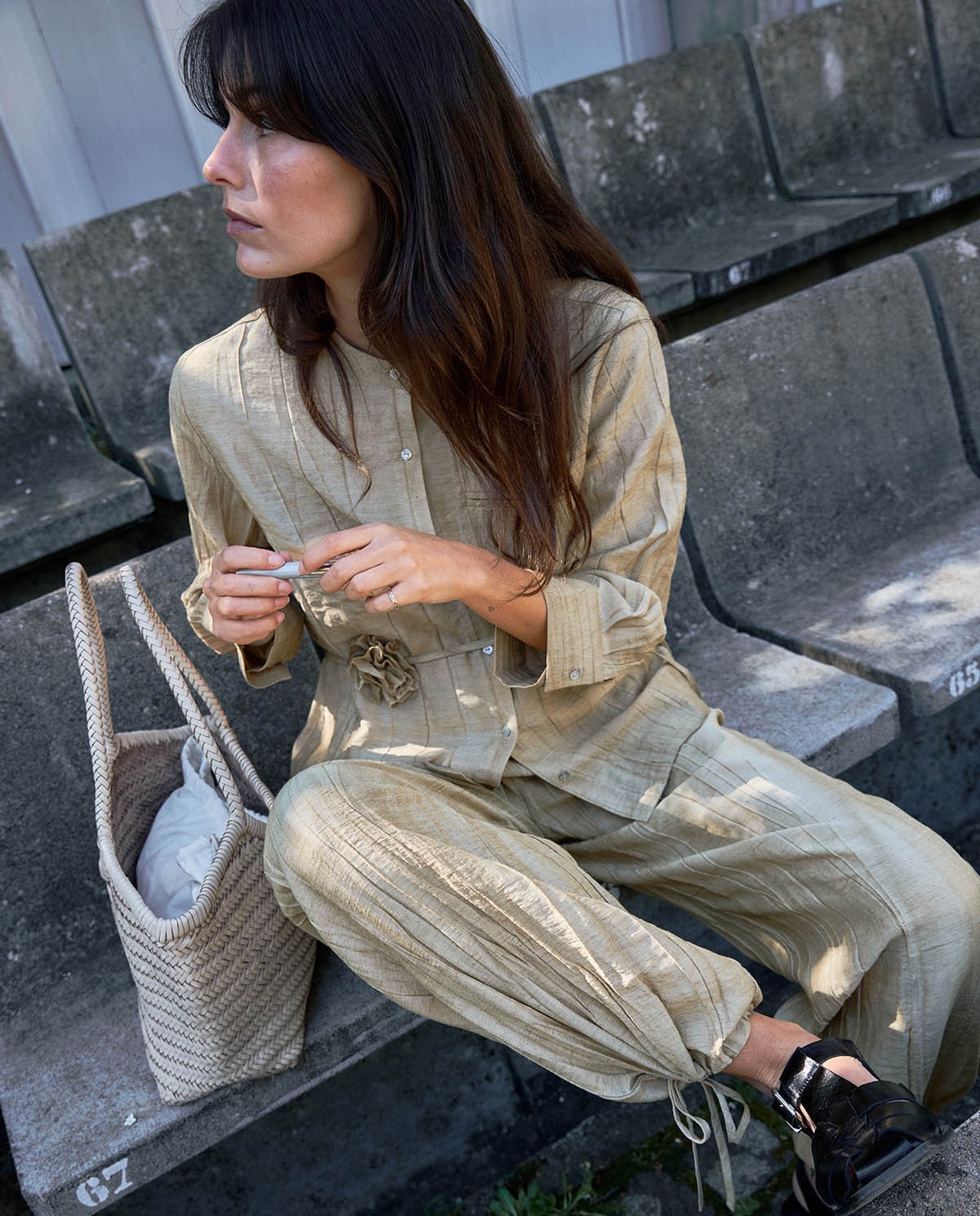 Pantalón bombacho con lino en color vainilla, vista frontal con detalle del tejido 2