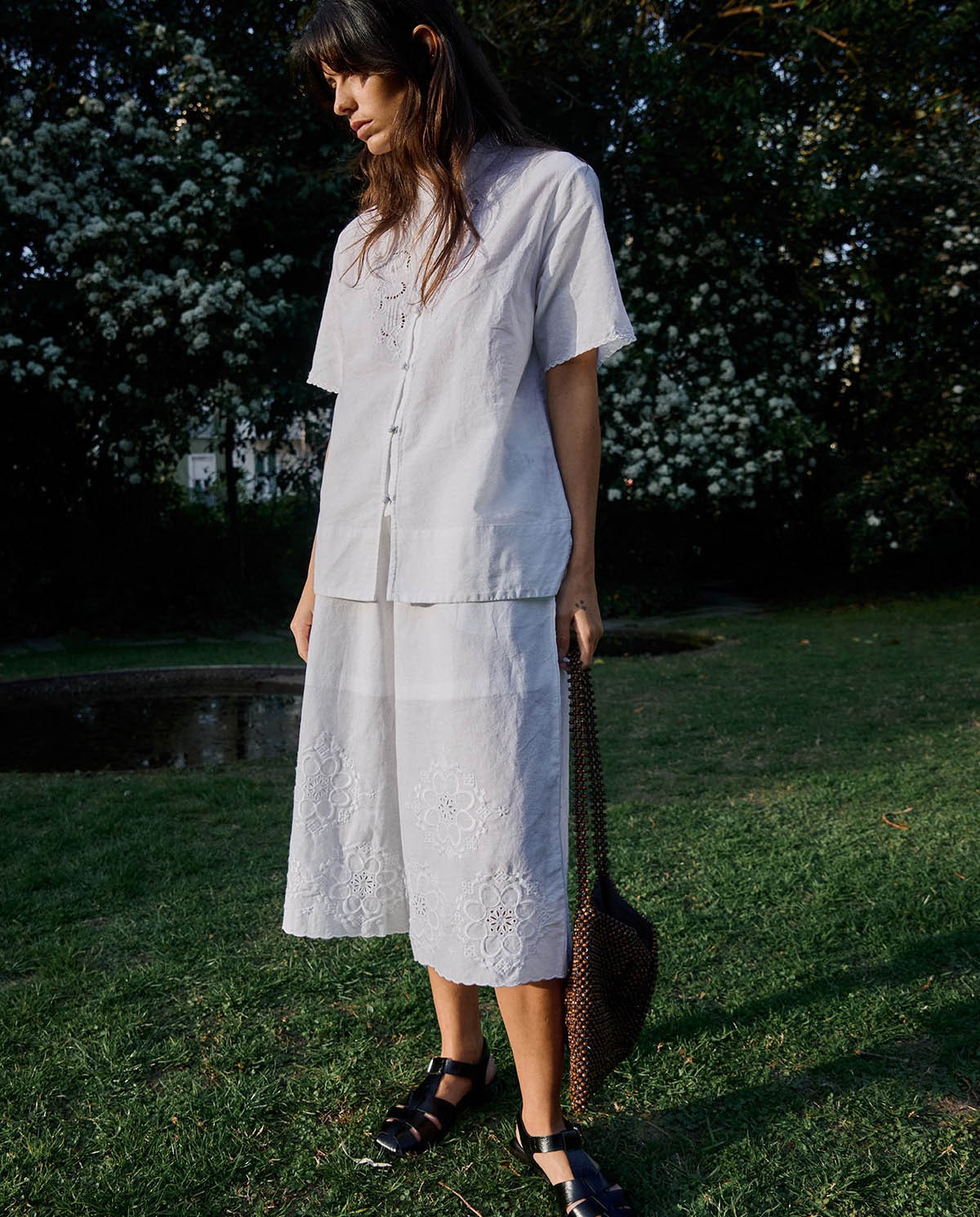 Bermudas algodón y lino bordado flores en color blanco, vista frontal con detalle del tejido