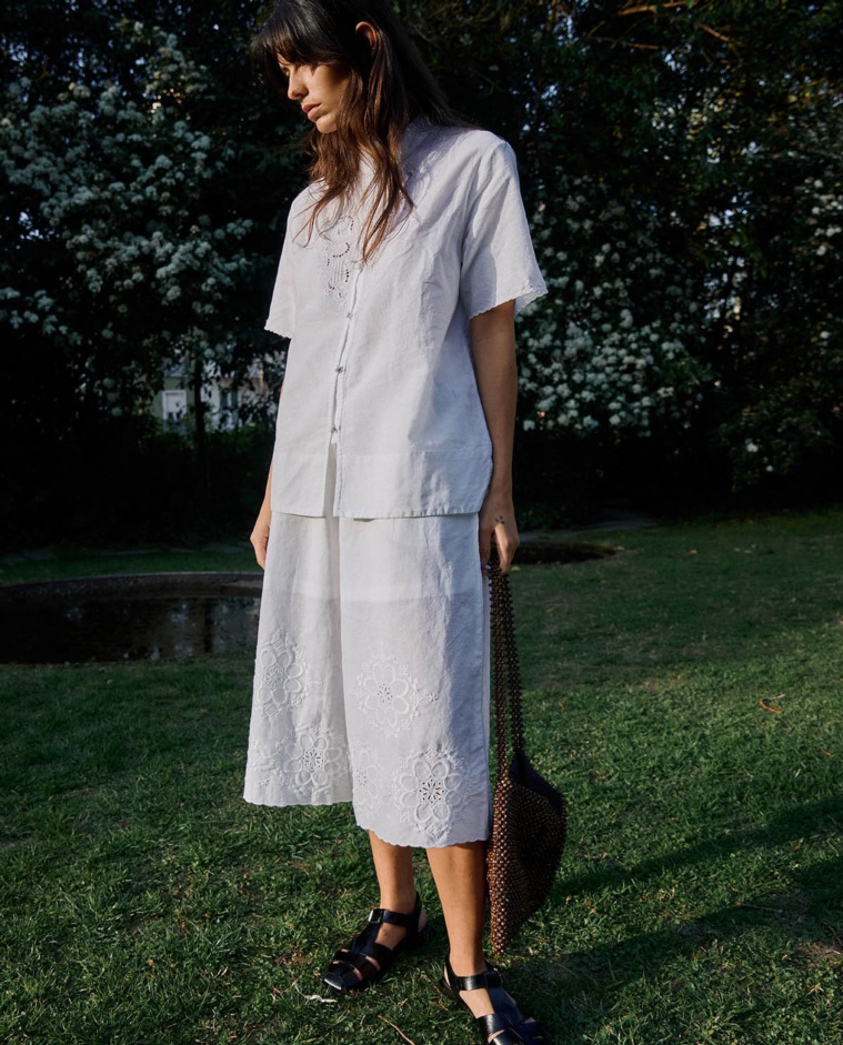 Bermudas algodón y lino bordado flores en color blanco, vista frontal con detalle del tejido