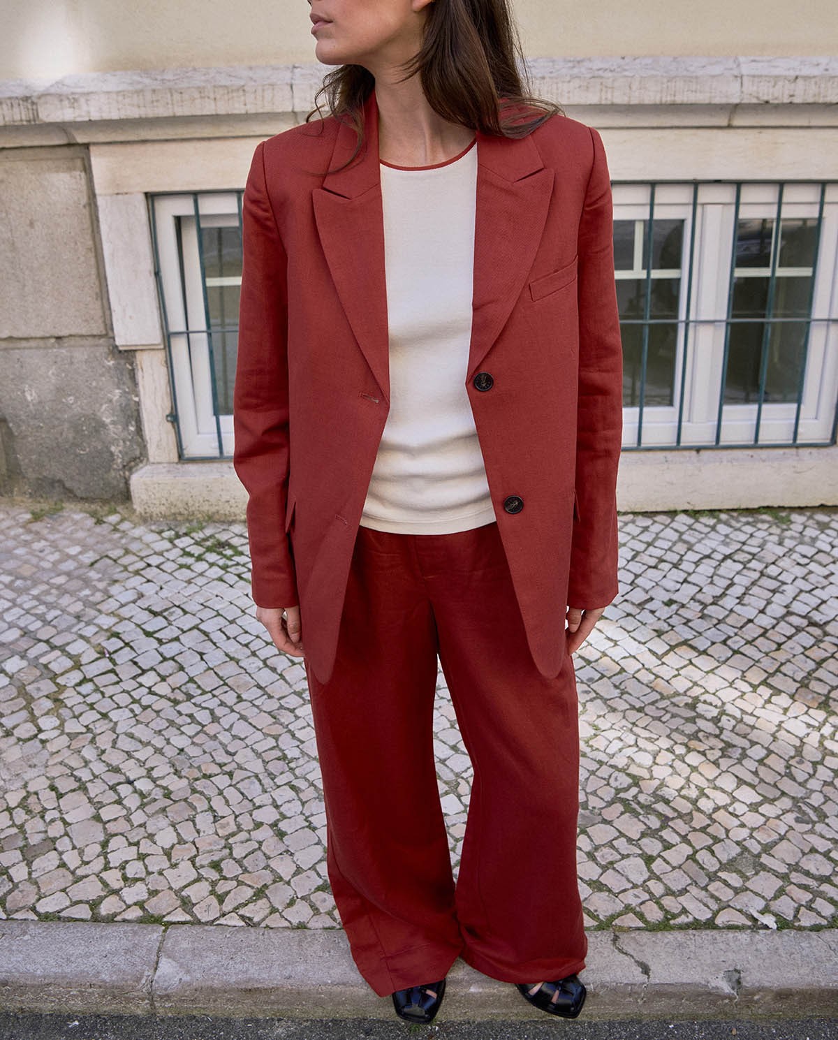 Pantalón sastrero wide leg mezcla lino en color burdeos, vista frontal con detalle del tejido