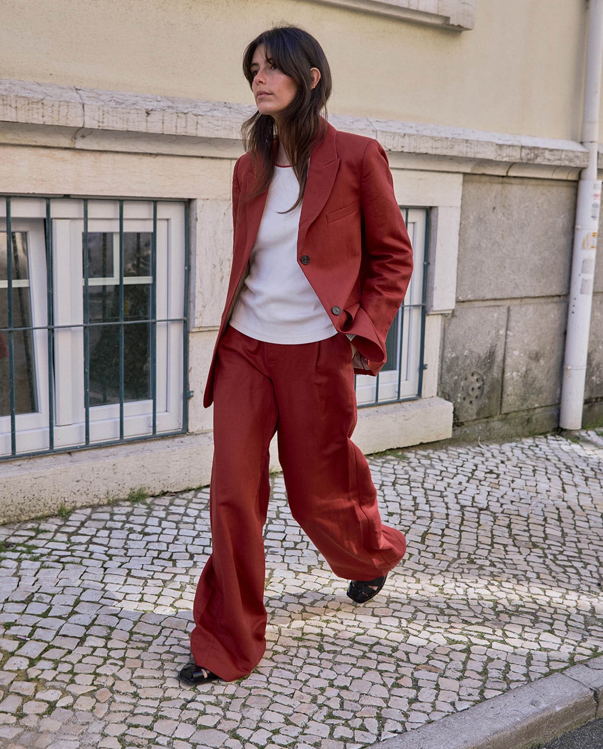 Pantalón sastrero wide leg mezcla lino en color burdeos, vista frontal con detalle del tejido 1