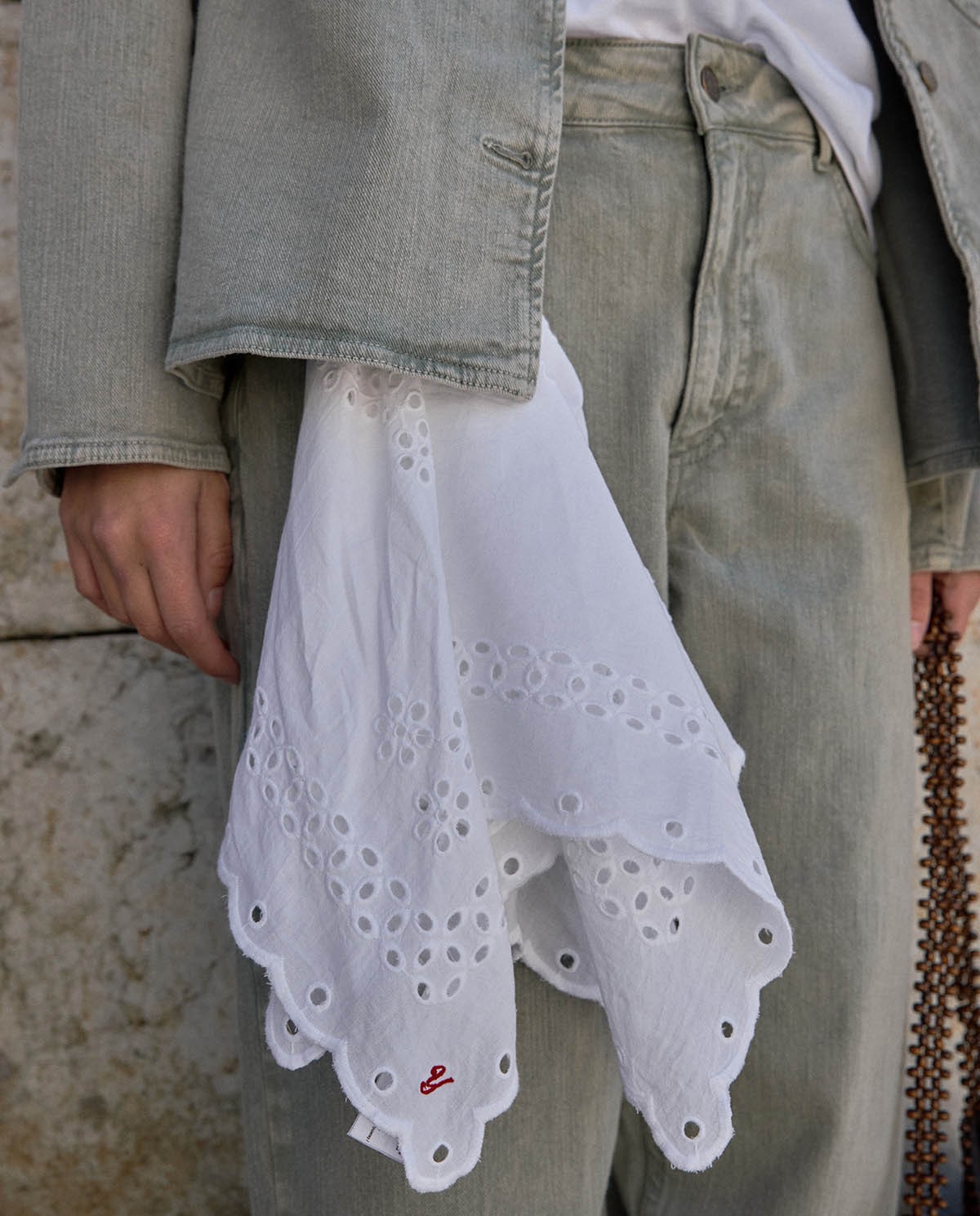 Pañuelo 100% algodón bordado en color blanco, vista frontal con detalle del tejido 1