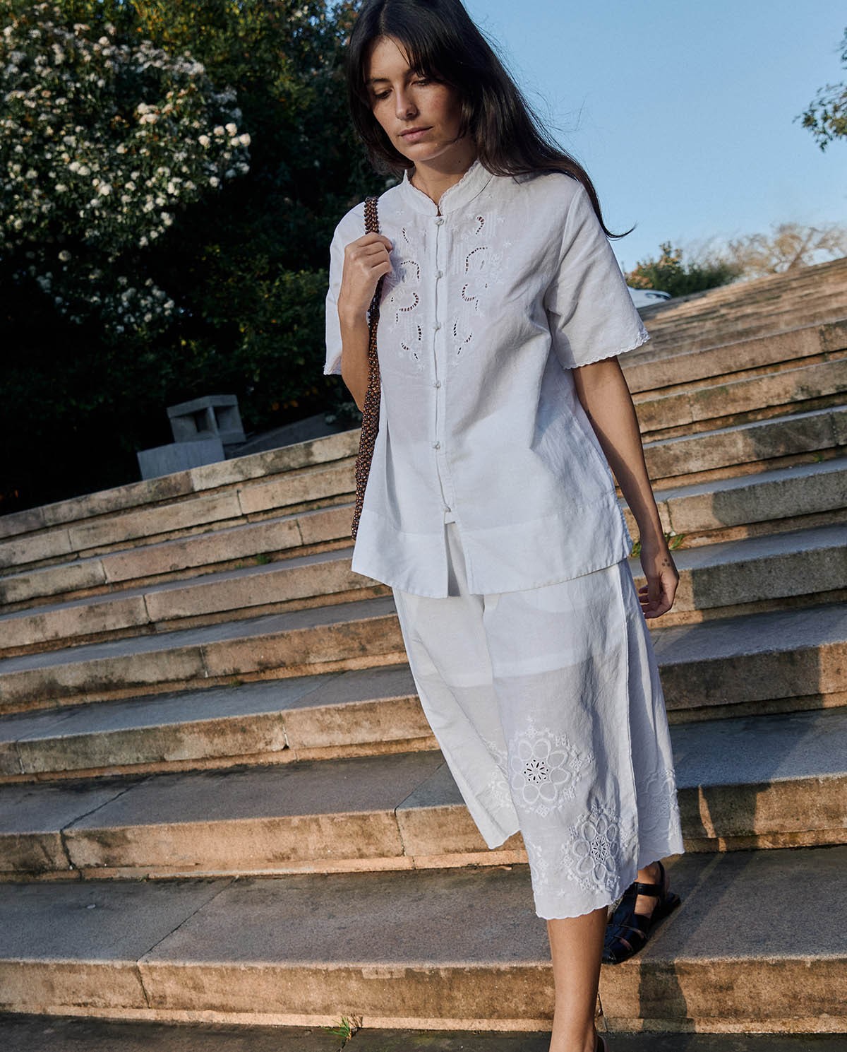 Bermudas algodón y lino bordado flores en color blanco, vista frontal con detalle del tejido 3