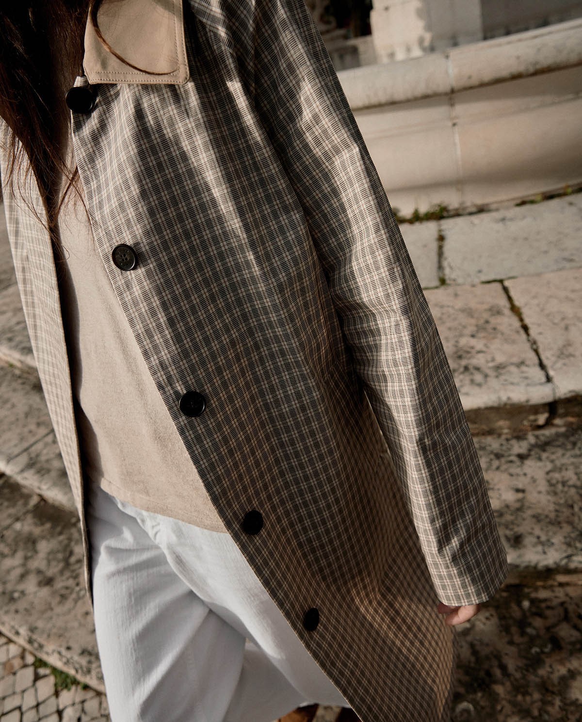 Gabardina water repellent cuadros en color crudo, vista frontal con detalle del tejido 1