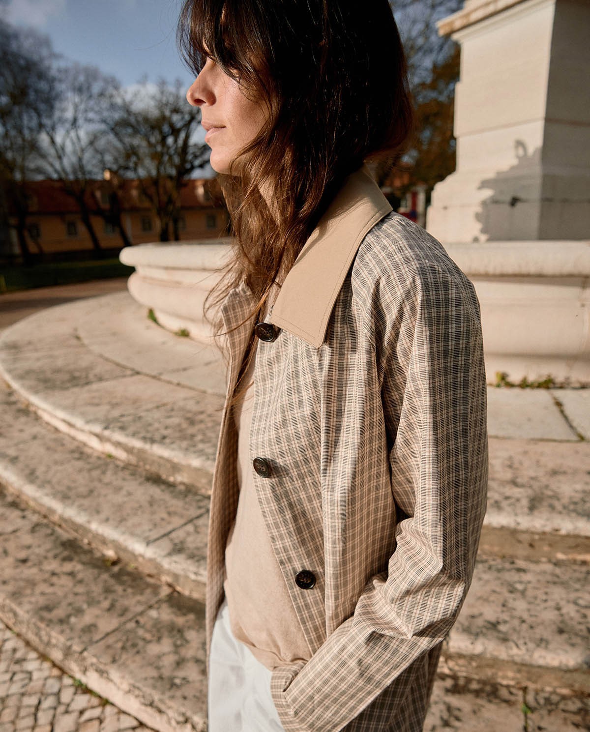 Gabardina water repellent cuadros en color crudo, vista frontal con detalle del tejido