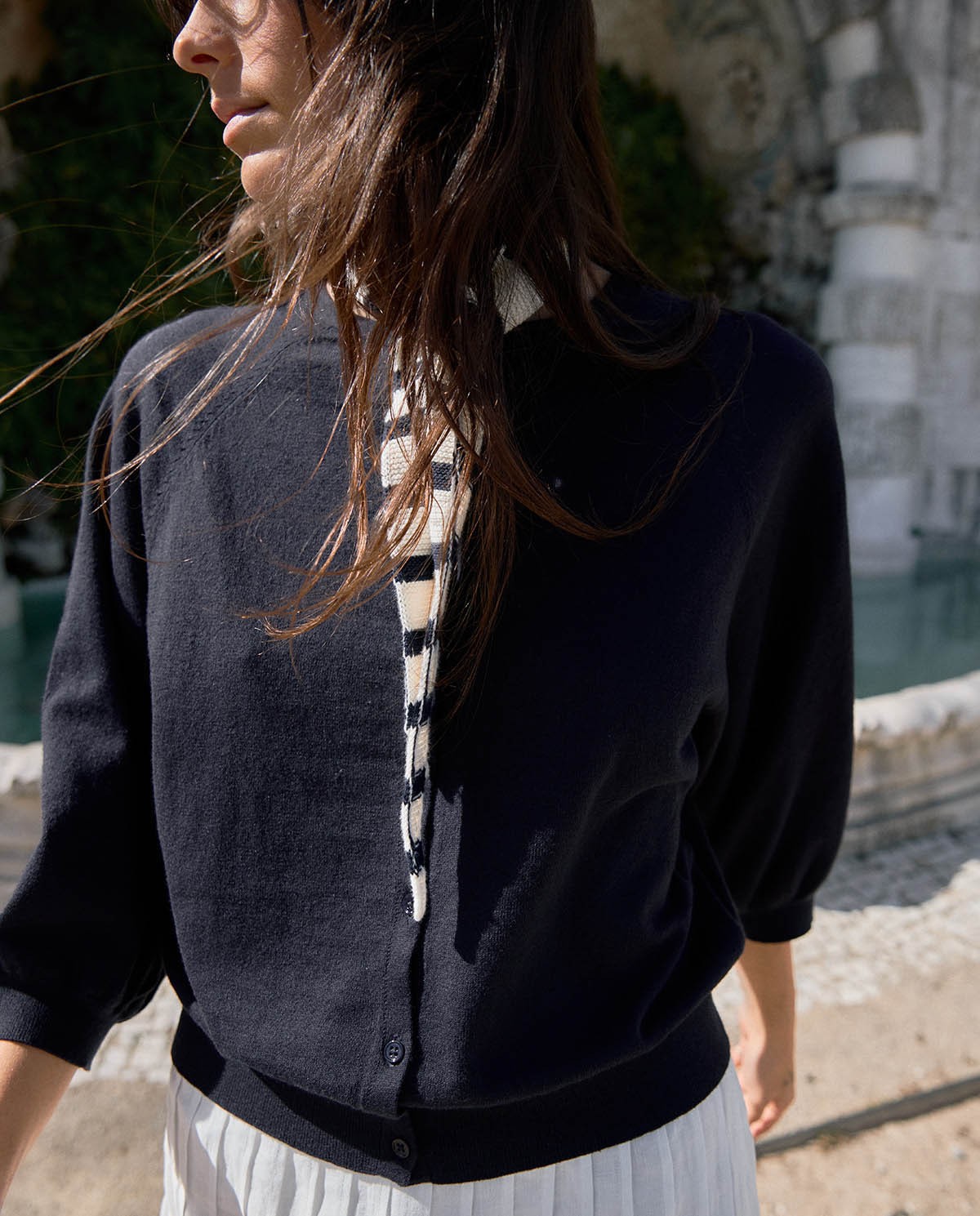 Cárdigan de punto manga abullonada en color azul oscuro, vista frontal con detalle del tejido 1