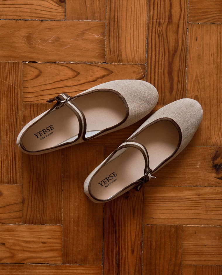 Bailarinas de lino con hebilla en color beige, vista frontal con detalle del tejido