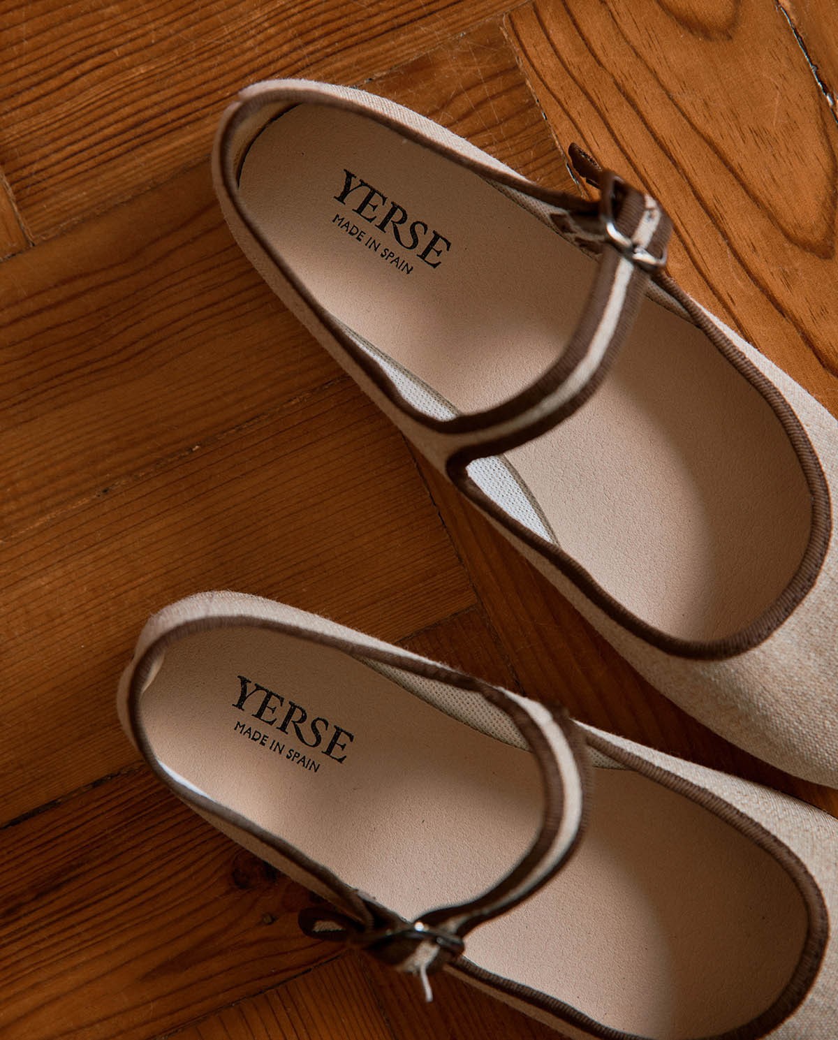 Bailarinas de lino con hebilla en color beige, vista frontal con detalle del tejido 1