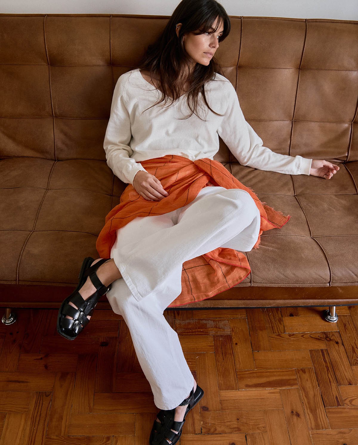 Cangrejera piel brillante planta acolchada en color negro, vista frontal con detalle del tejido