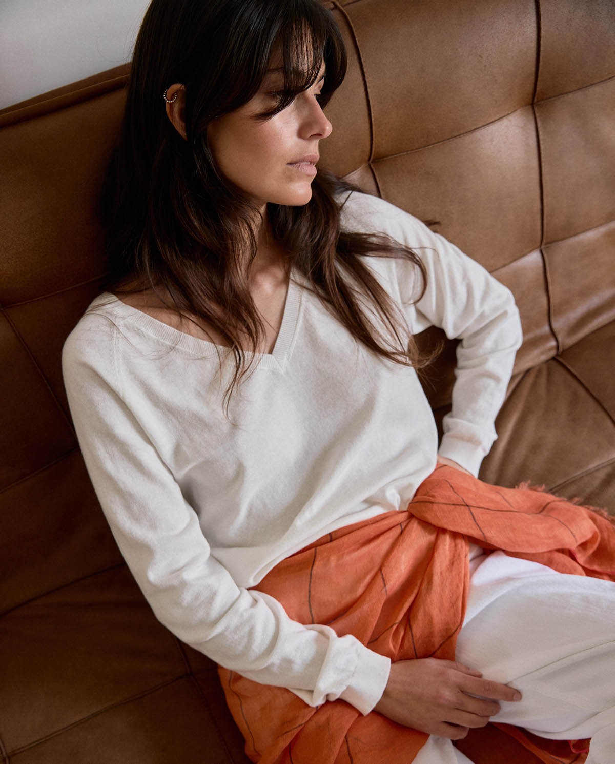 Jersey punto fino cuello pico en color blanco, vista frontal con detalle del tejido 1